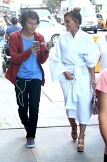 Hilary Duff feet photo thumbnail