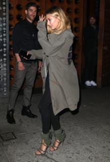 Hailey Bieber feet photo thumbnail