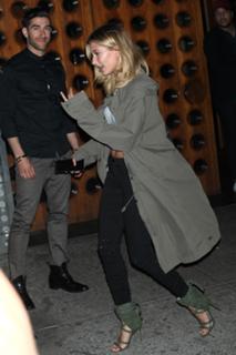 Hailey Bieber feet photo thumbnail