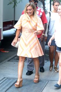 Hilary Duff feet photo thumbnail
