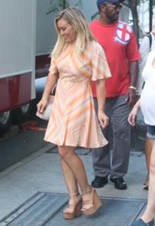 Hilary Duff feet photo thumbnail