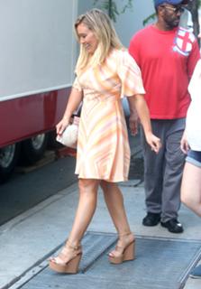 Hilary Duff feet photo thumbnail