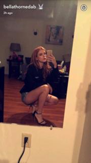 Bella Thorne feet photo thumbnail