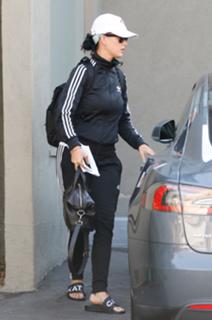 Katy Perry feet photo thumbnail