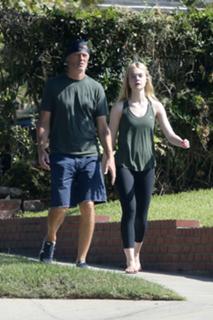 Elle Fanning feet photo thumbnail