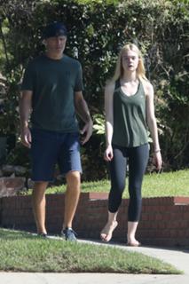 Elle Fanning feet photo thumbnail