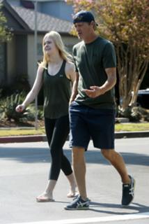 Elle Fanning feet photo thumbnail