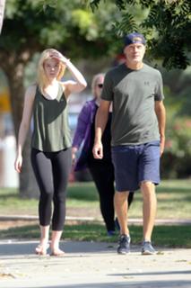 Elle Fanning feet photo thumbnail