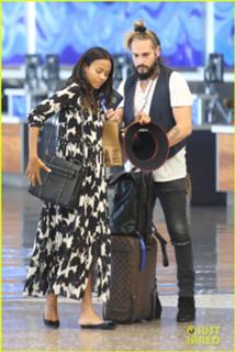 Zoe Saldana feet photo thumbnail