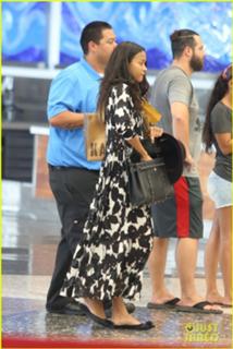 Zoe Saldana feet photo thumbnail
