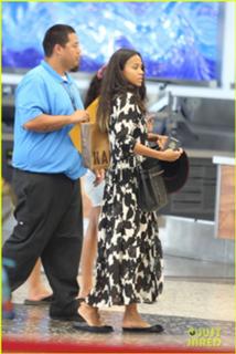 Zoe Saldana feet photo thumbnail