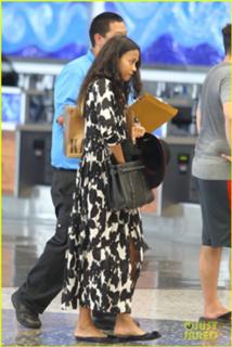 Zoe Saldana feet photo thumbnail