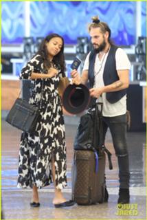 Zoe Saldana feet photo thumbnail