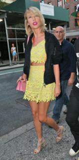 Taylor Swift feet photo thumbnail