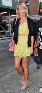Taylor Swift feet photo thumbnail
