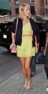 Taylor Swift feet photo thumbnail
