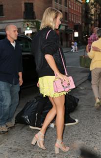 Taylor Swift feet photo thumbnail