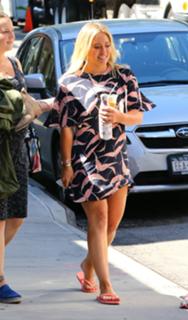 Hilary Duff feet photo thumbnail