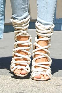 Hailey Bieber feet photo thumbnail