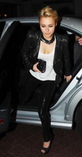 Hayden Panettiere feet photo thumbnail