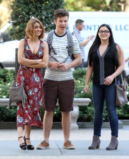 Sarah Hyland feet photo thumbnail