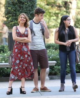 Sarah Hyland feet photo thumbnail
