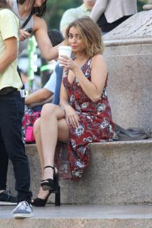 Sarah Hyland feet photo thumbnail