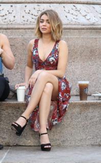 Sarah Hyland feet photo thumbnail