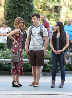 Sarah Hyland feet photo thumbnail