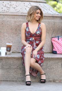 Sarah Hyland feet photo thumbnail