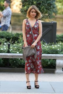 Sarah Hyland feet photo thumbnail