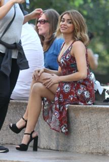 Sarah Hyland feet photo thumbnail