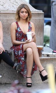 Sarah Hyland feet photo thumbnail