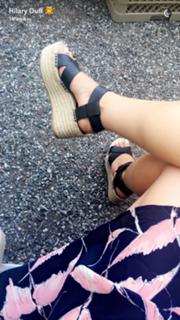 Hilary Duff feet photo thumbnail