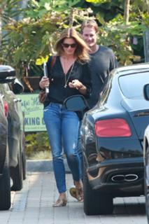 Cindy Crawford feet photo thumbnail