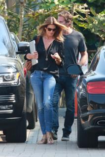 Cindy Crawford feet photo thumbnail