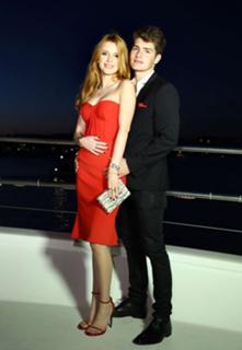 Bella Thorne feet photo thumbnail