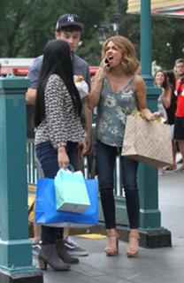 Sarah Hyland feet photo thumbnail