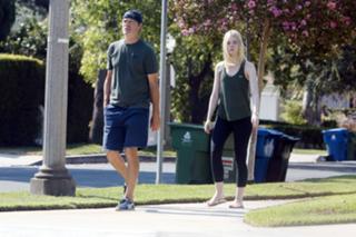 Elle Fanning feet photo thumbnail