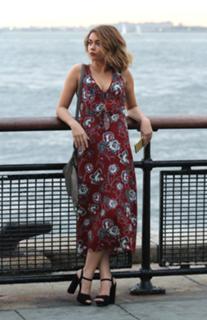 Sarah Hyland feet photo thumbnail