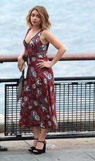 Sarah Hyland feet photo thumbnail