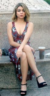 Sarah Hyland feet photo thumbnail