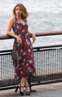 Sarah Hyland feet photo thumbnail