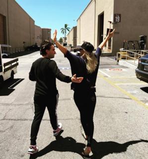 Kaley Cuoco feet photo thumbnail