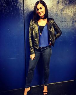 Megan Olivi feet photo thumbnail