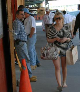 Hilary Duff feet photo thumbnail
