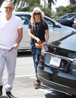 Reese Witherspoon feet photo thumbnail
