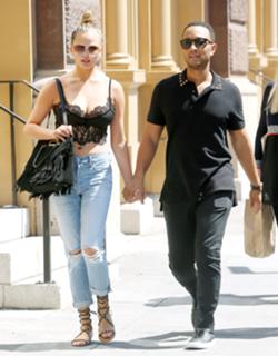 Chrissy Teigen feet photo thumbnail