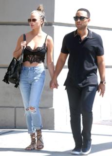Chrissy Teigen feet photo thumbnail