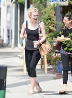 Elle Fanning feet photo thumbnail